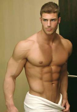 hunkdude:  Adam Ayash has brown eyes. Wtf?