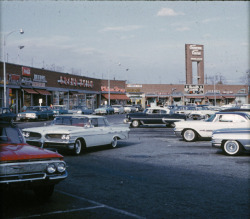 klappersacks:  Cherrywood Shopping Center-Wantagh by gregchris66 on Flickr. 