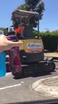 sizvideos:  Random act of kindness in 104°F heat Australia (Video) 