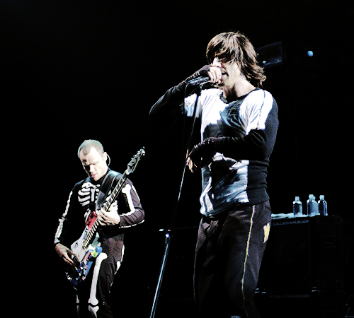 fanaticbychoice:  Anthony Kiedis and Flea @ Jones Beach in New York on September 12, 2003.