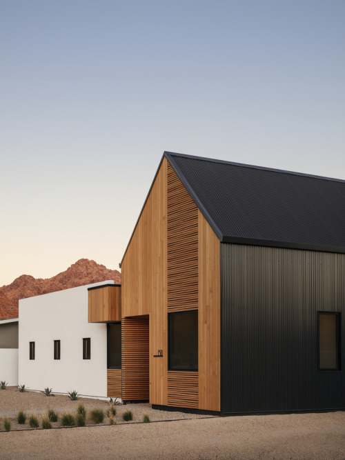 Pleats House - Phoenix, USA - The Ranch Mine - via ArchDaily____Arthur and Puff are everywhere …Face