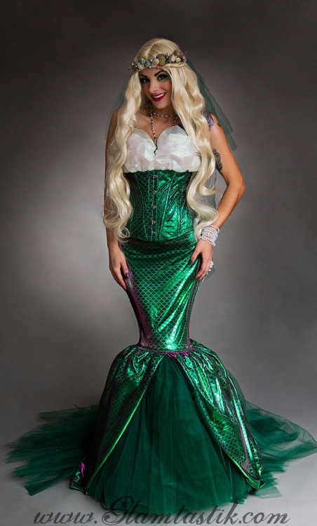 Here is what I found for green corset costumes. My corset also has the gold floral vine pattern, so 