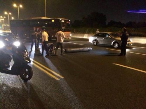 Photo Gaza rocket has landed on road near Tel Aviv, no injuriesYiddish News