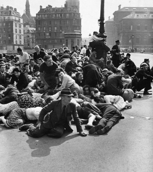 Frank Scherschel, Parisiens accroupis dans la rue sous le feu des collaborationnistes, 1944 Nudes &amp; Noises  
