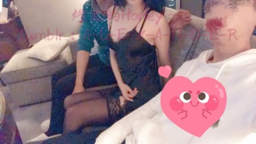 a-l-e-x-a-n-d-e-r: 細心打扮等待單男，單男到了之後氣氛有些尷尬，於是叫Harley把內褲送給對方吧，對方幫忙脫下來，之後單男開始認真的品嘗起Harley的妹妹跟菊花～一切慢慢開始。