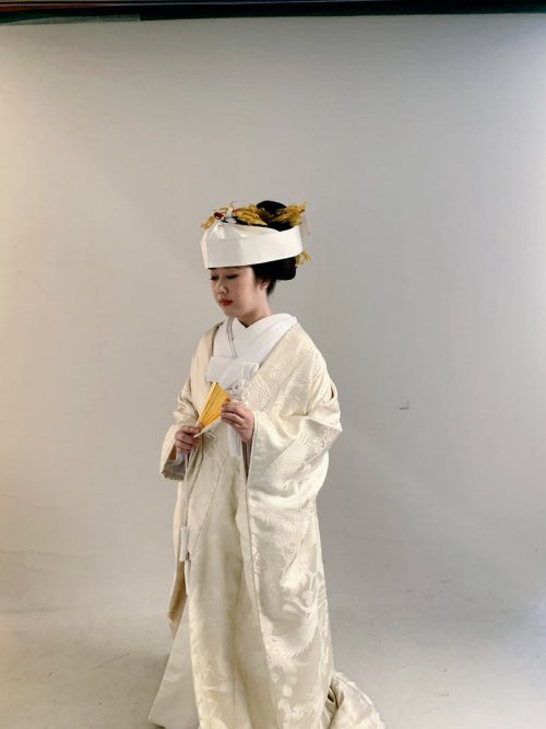 Traditional bride white kimono attire (shiromuku), by Sai kimono.  The model natural hair is styled 