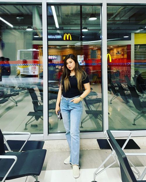 When you pair your shirt on a good jeans! ❤️‍♀️ #momsjeans #benchph (at Parañaque Integrated Termina