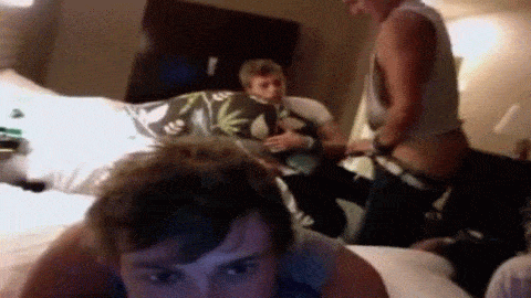 hombresdesnudo2:  Calum Hood Ass!!!