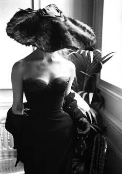 lauramcphee:  Dior, Paris, 1954 (Mark Shaw)