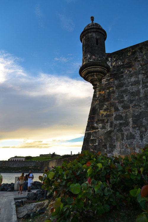 pixelsicle: Viejo San Juan On our last night in San Juan we decided to take a walk from the Paseo de