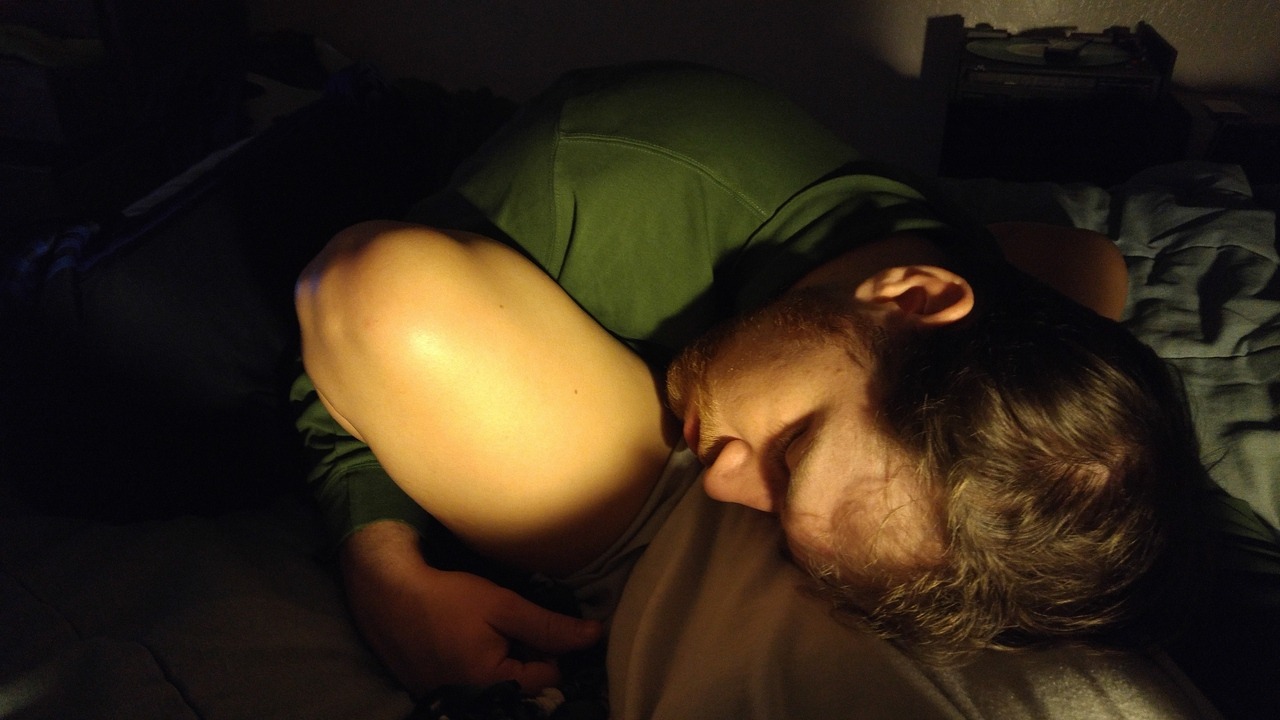 bigvoicesmallbody: Look who fell asleep between my legs😇❤   Qu'on est bien entre