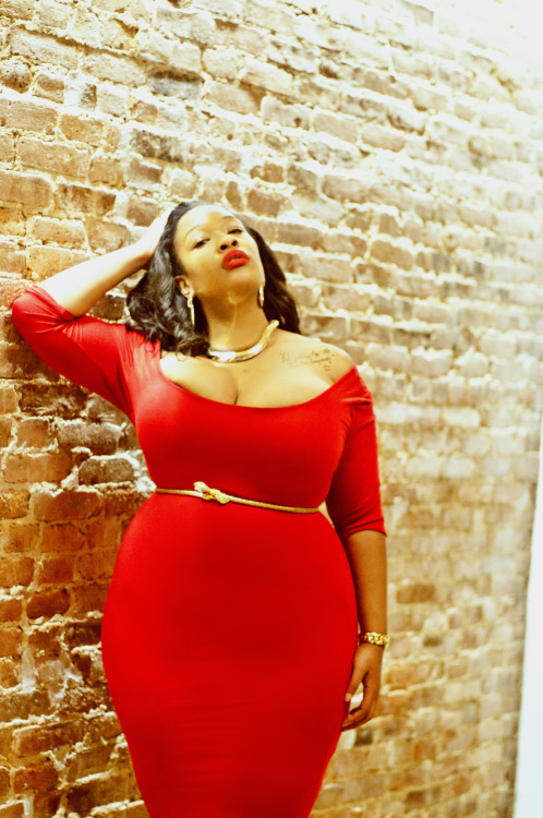 curvyisme: goldenlady25: Devil in a red dress, she’s a killa. New Blogpost. Check it out! gold