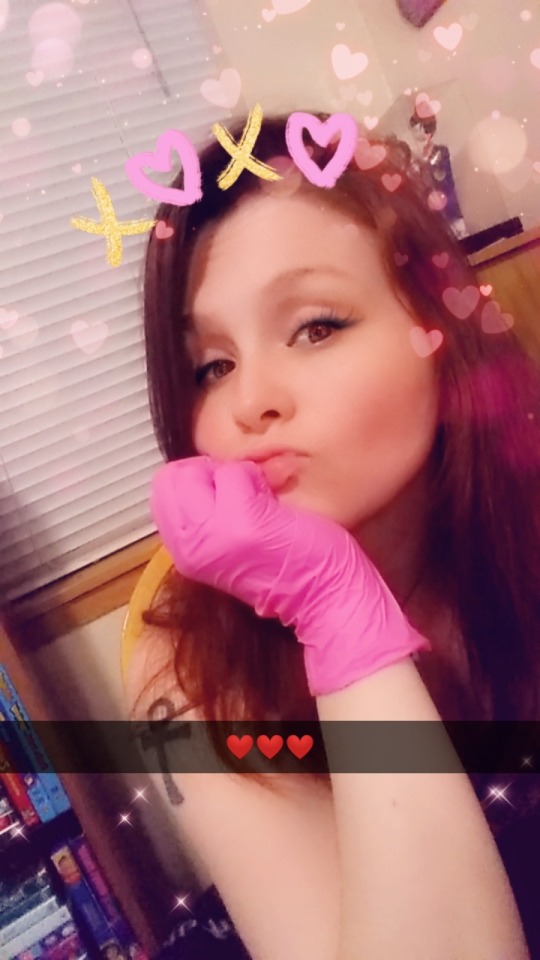 nursekittn:Pink gloves. 💋❤️💋 So