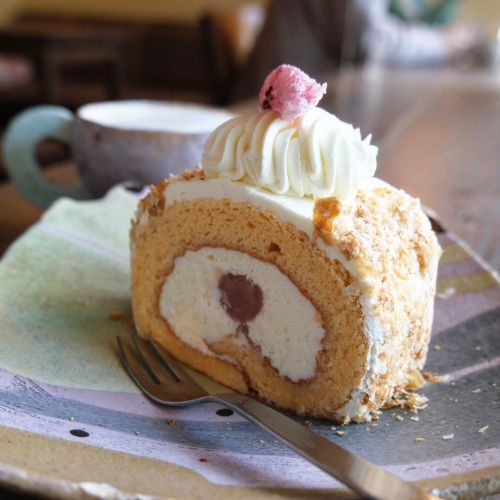 . ❁日々to ❁桜のロールケーキ 平尾にある日々to。 癒し空間でとってものんびりできるカフェ☕️ 桜スイーツ今年はそんな食べてないから桜ロールケーキをチョイス ふわりと香る桜の香りに癒された❤️ 