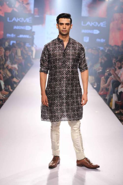 death-by-dior:global-fashions:  Raghavendra Rathore - Lakme Fashion Week 2015  X