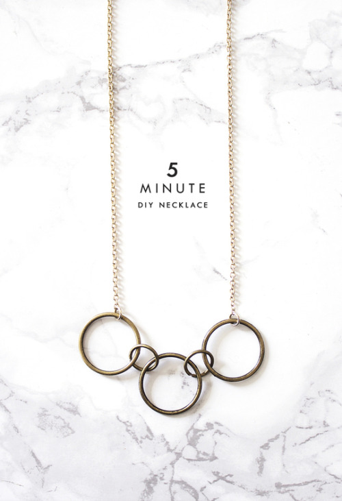 DIY 5 Minute Circle Necklace Tutorial from The Lovely Drawer.Using “O” rings, you can quickly put th