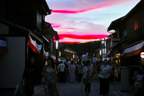 yukimasu:Kamishichiken, Rosy Sunset by Lillakanarie on Flickr.