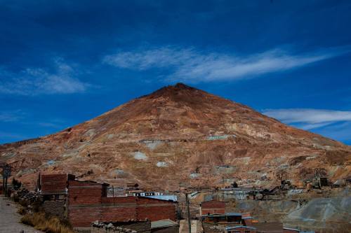 A silver mountain The pyramidal mountain of Cerro Rico has an extremely dark history (unfortunately 