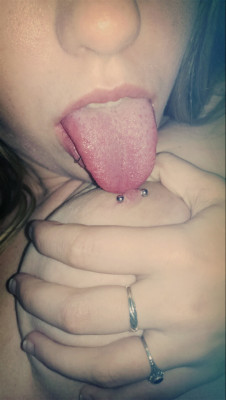 southerngirlsselfshots:  Don’t you want to do this!  I would like to feel that tongue
