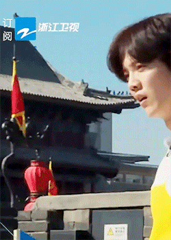 luderella:  Luhan’s reaction when Angelababy suddenly tears down his nametag