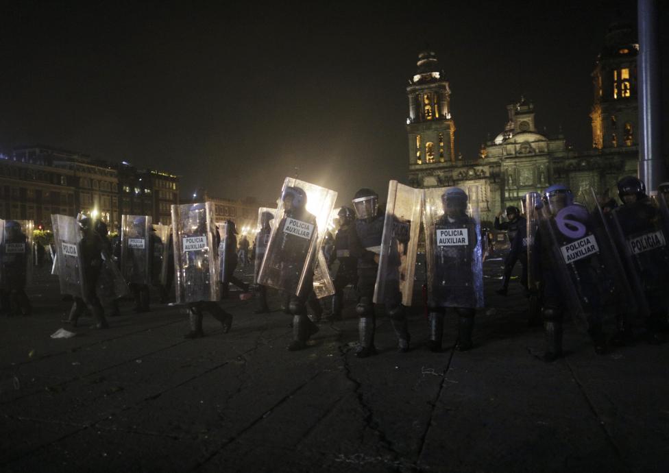 massconflict: Tens of thousands of people dressed in black have marched through Mexico