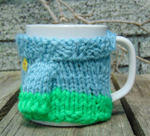 amandascurios:Mug cosy made to look like Mabel’s golf course sweater from the Gravity Falls episode 