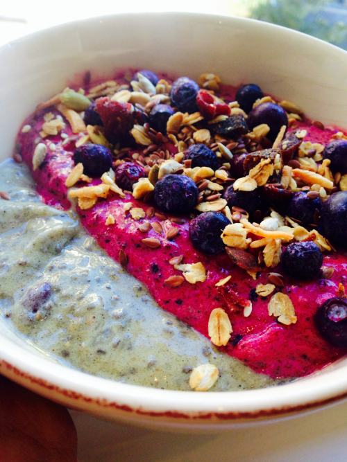 Energising post-workout smoothie bowl&hellip; Combination of bananas, hemp protein, chlorella and ch