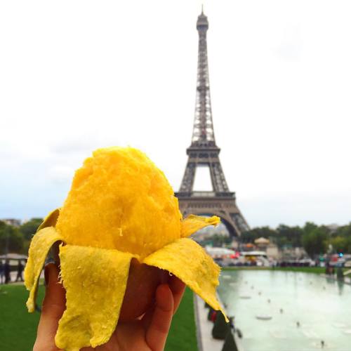 Eat a juicy mango by the Eiffel Tower✔️I remember whenever I came to the Eiffel Tower with food it a