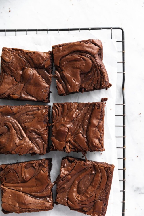 XXX sweetoothgirl:    FUDGY NUTELLA BROWNIES photo