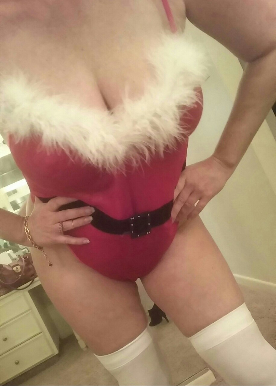 shyhousewife:  Its time to get in the Christmas spirit.  Ho ho ho!