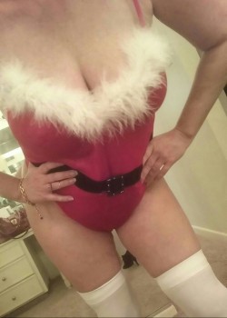 Shyhousewife:  Its Time To Get In The Christmas Spirit.  Ho Ho Ho!