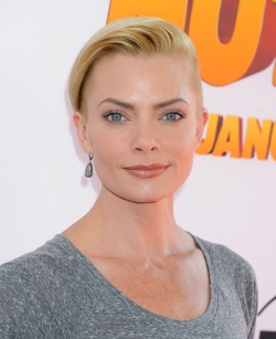 rosemhelores:  So if Jaime Pressly and Jaimie King had a baby it would be totally be Margot Robbie. I wish someone would make a movie about triplets just so they could be in it.