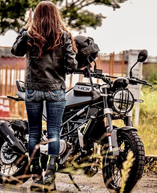 jimij29:bikerz-5u5p3c:@desert-ducati-girl 