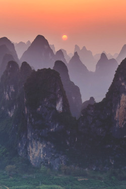 Visualechoess:  Sunset At Xingping - By: James Bian