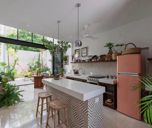 utwo: Casa HANNAH,a modern home with a white exterior that hides a tropical paradise.© Tamara Uribe 