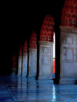 red-lipstick:  Steve Bailey - Arches at the Jami Masjid Mosque, India, 2005.  It is India’s largest mosque, built in 1656 by the Emperor Shah Jahan from marble and sandstone.      Photography