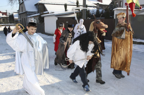 lamus-dworski: Kolędnicy in Poland.  Remnants of the old tradition of kolędowanie (see: Ko