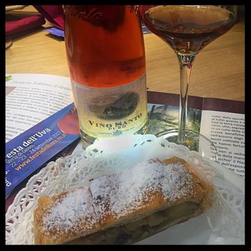 “Vino Santo by Cantina di Toblino con strudel” #vinosanri #cantinaditoblino #toblino #vinitaly2017 #allineateicoperti #verona #vino #wine #raccontidelgusto #food #foodporn #foodstagram #foodspotting #instafood #italianfood #italyfoodporn...