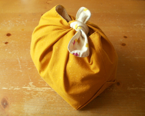 bluephone: And here’s the finished bag! Super fun and quick to sew - even by hand. I’m g