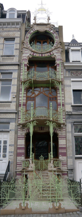 artdecoandartnouveau: bruxelles 11 square ambiorix Maison Saint-Cyr. Architecte : Gustave Strau