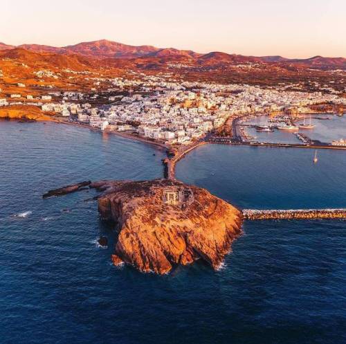 cyclades-islands:Naxos island (Νάξος)The impressive view from above of Chora village and the Temple 