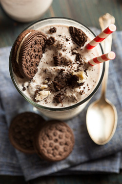 wondrousfood:  Cookies and Cream Milkshake (by Brent Hofacker) 