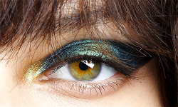 abigaildonaldson:  Iridescent eye makeup by Pat McGrath at John Galliano Spring/Summer 2015 