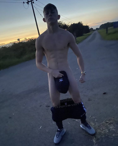 dazzleshortsandtrackieslover: jordan2a: Scally Lad Drops His Trackies ….. FAF