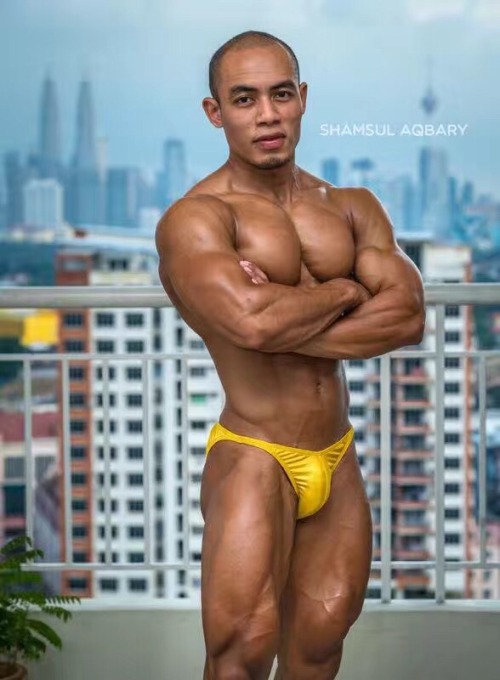 farizbad: Jgn tertipu abg2 di sana.. bulge nmpak besar, bukak2.. alahai.. comey sgt