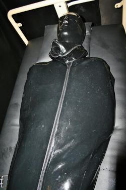 maxxngear:  waking up and still being in bondage :-) because the night :-) #rubber #bondage #bodybag #mummy #gimp  