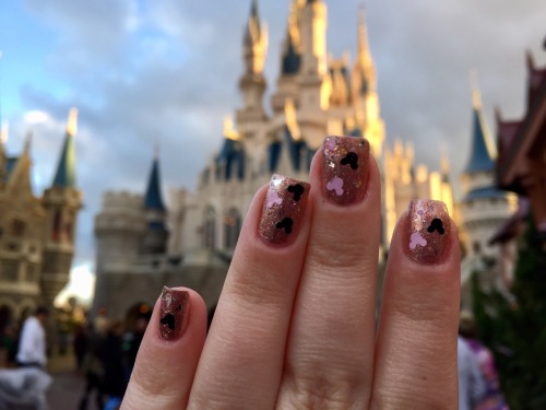 XXX Rose gold nails for disney 🏰omg i cant photo