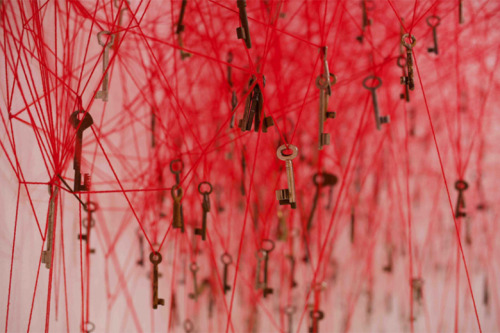 Biennale di Venezia2015 japan塩田千春の「掌の鍵」未来を切り開く鍵をこの手で掴もうというメッセージが心を揺さぶる。２つの掌は箱船のように見える。