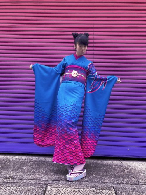 tanuki-kimono:tanuki-kimono:Damn this “Winter mermaid” furisode by Iroca is impressive!Aaaaaaaaaaah!