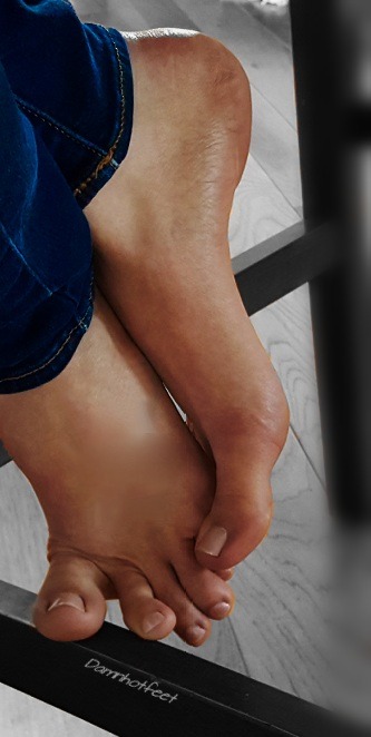 damnhotfeet:  Candid.  Arches and blue jeans.  Just a bit of it all.